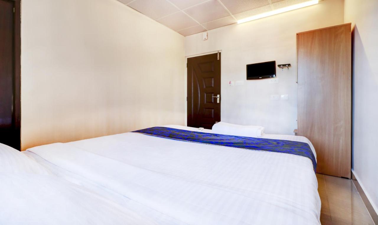 Отель Tri-Star Presidency Cochin Коччи Экстерьер фото